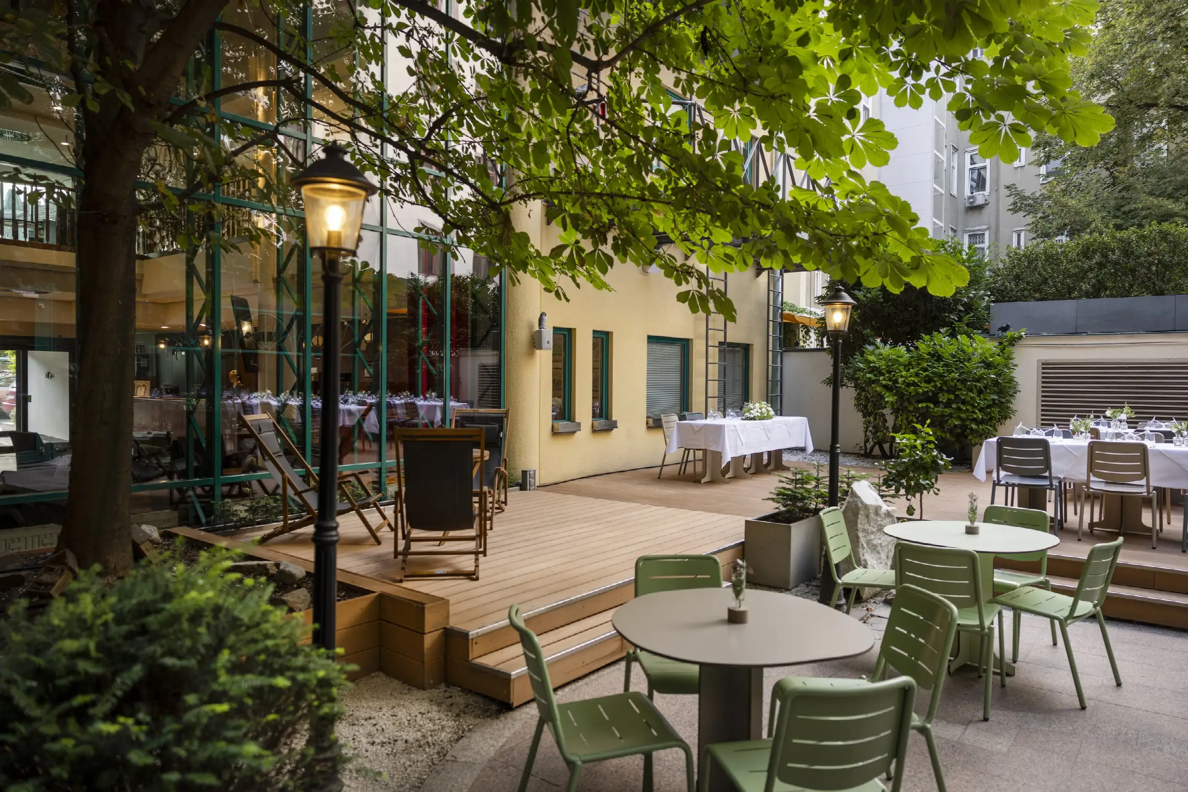 Gemütliche Terrasse im Restaurant mit Tischen.