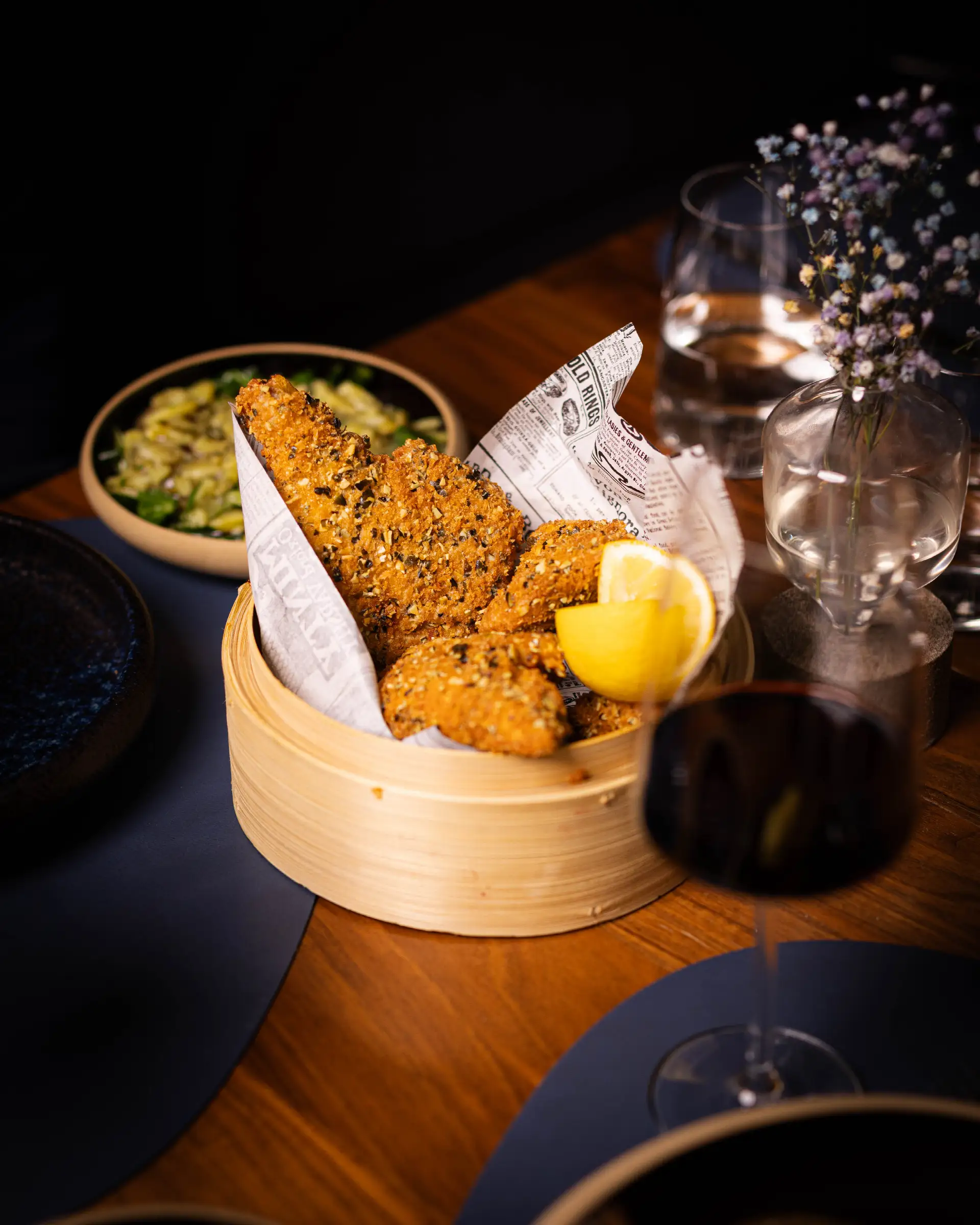 Frittierte Filets mit Zitrone in einem Bambuskörbchen, serviert im Restaurant.