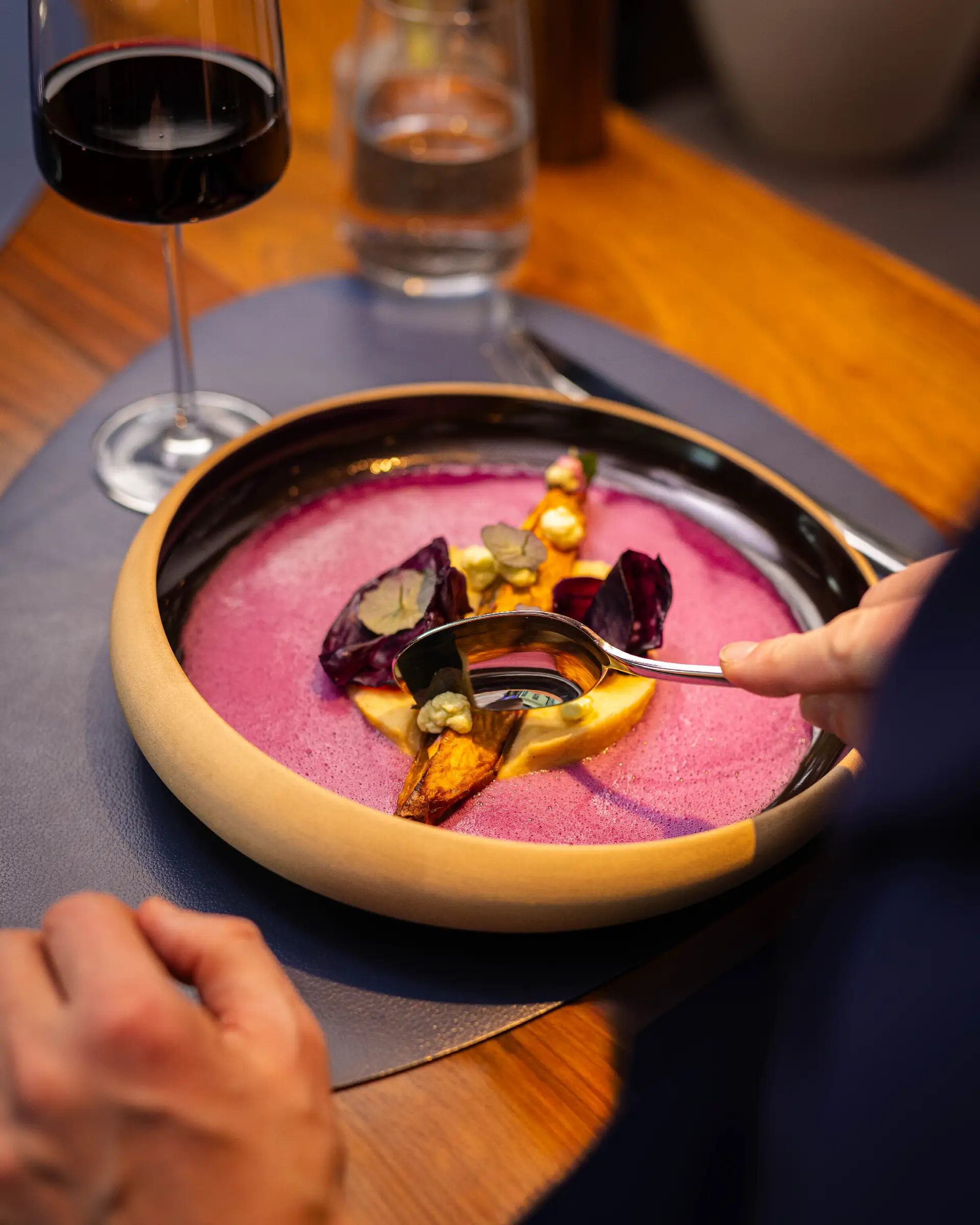 Rote Bete Suppe mit Gemüse und Garnitur in einer Schüssel im Restaurant