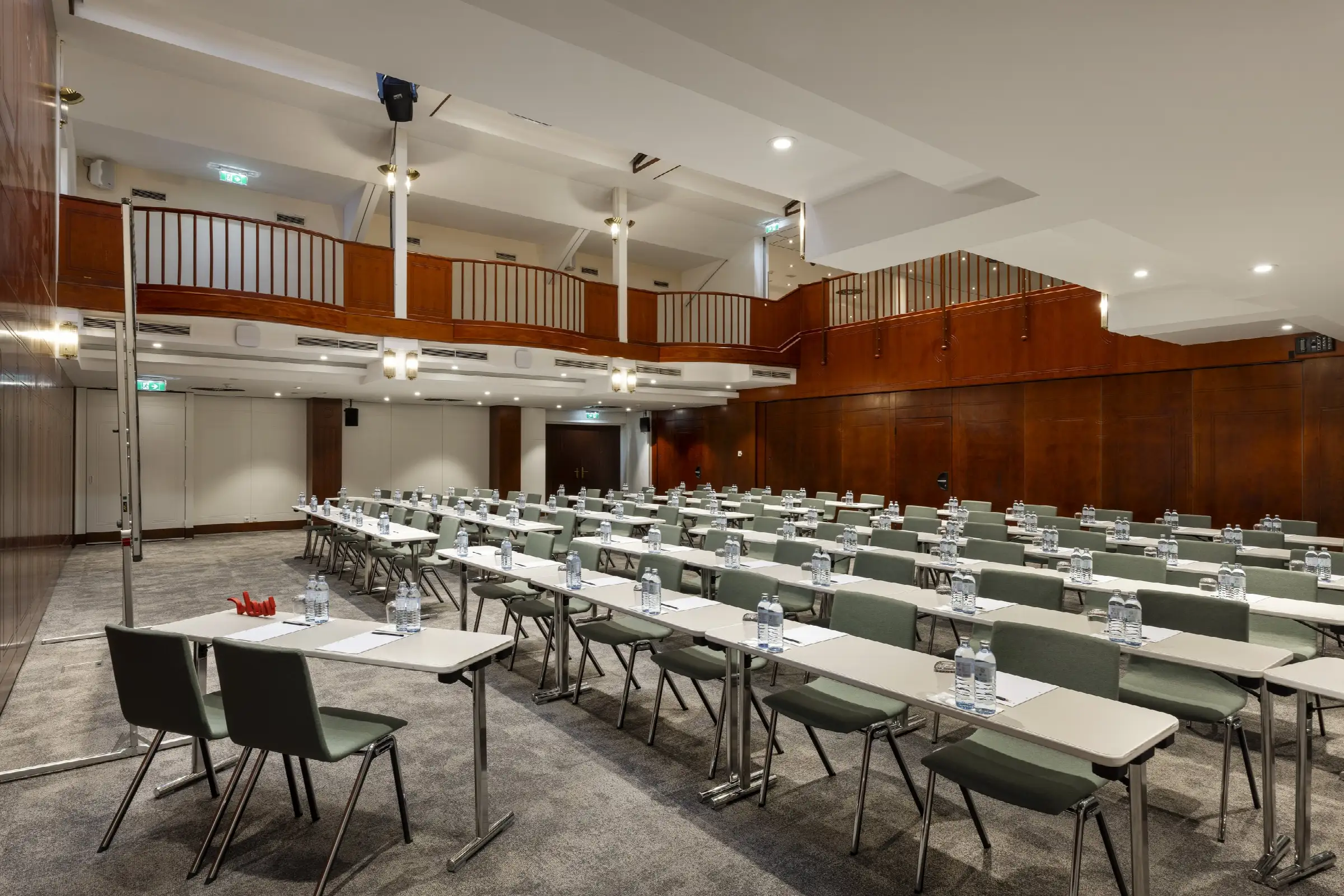 Geräumiger Konferenzraum im Restaurant mit eleganten Tischen, Stühlen und Wasserflaschen, ideal für Meetings und Veranstaltungen.